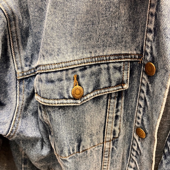 This light wash denim jacket is a vintage piece from the Jennifer Moore brand. - Picture 4 of 10